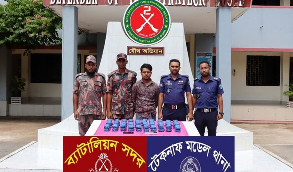 মাটি খুঁড়ে মিলল ১ লাখ ২০ হাজার ইয়াবা, আটক ১ 4 মাটি খুঁড়ে মিলল ১ লাখ ২০ হাজার ইয়াবা আটক ১ 1758971025 মাটি খুঁড়ে মিলল ১ লাখ ২০ হাজার ইয়াবা, আটক ১