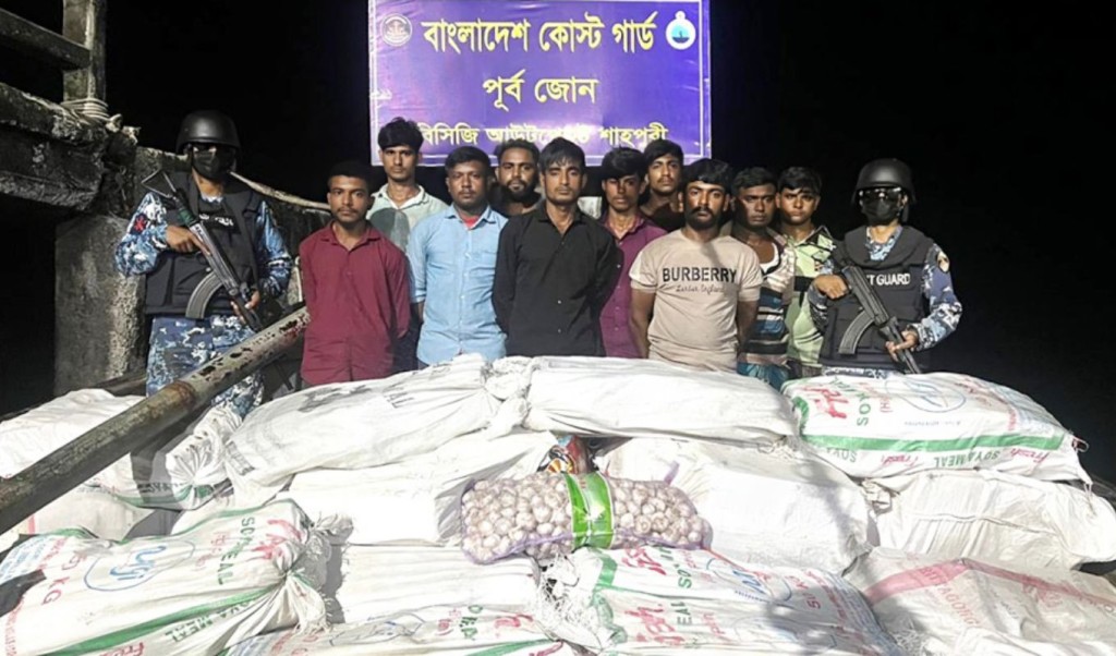 মাদকের বিনিময়ে মিয়ানমারে খাদ্যপণ্য পাচারকালে ১০ জন আটক 1758354796 মাদকের বিনিময়ে মিয়ানমারে খাদ্যপণ্য পাচারকালে ১০ জন আটক