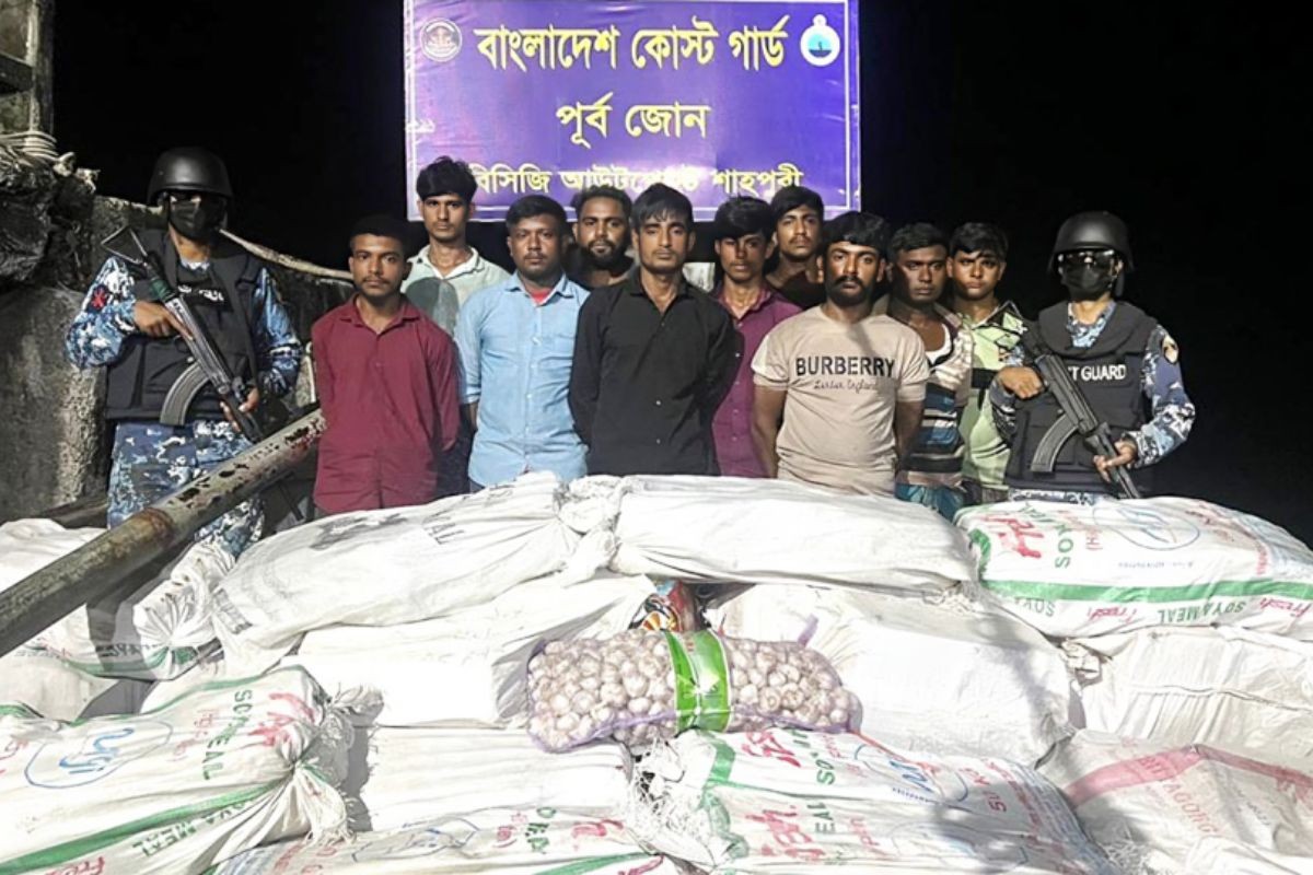 মাদকের বিনিময়ে মিয়ানমারে খাদ্যপণ্য পাচারকালে ১০ জন আটক