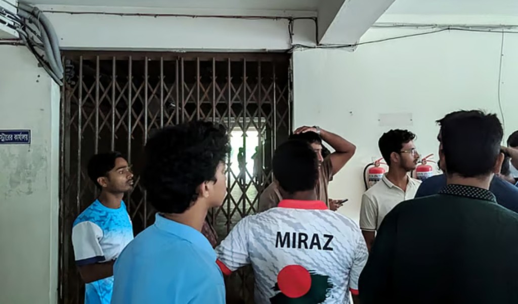 মানববন্ধন করতে যাওয়ার জন্য বাস না দেয়ায় কুবির রেজিস্ট্রার দপ্তরে তালা 4 মানববন্ধন করতে যাওয়ার জন্য বাস না দেয়ায় কুবির রেজিস্ট্রার দপ্তরে তালা 1757332895 মানববন্ধন করতে যাওয়ার জন্য বাস না দেয়ায় কুবির রেজিস্ট্রার দপ্তরে তালা
