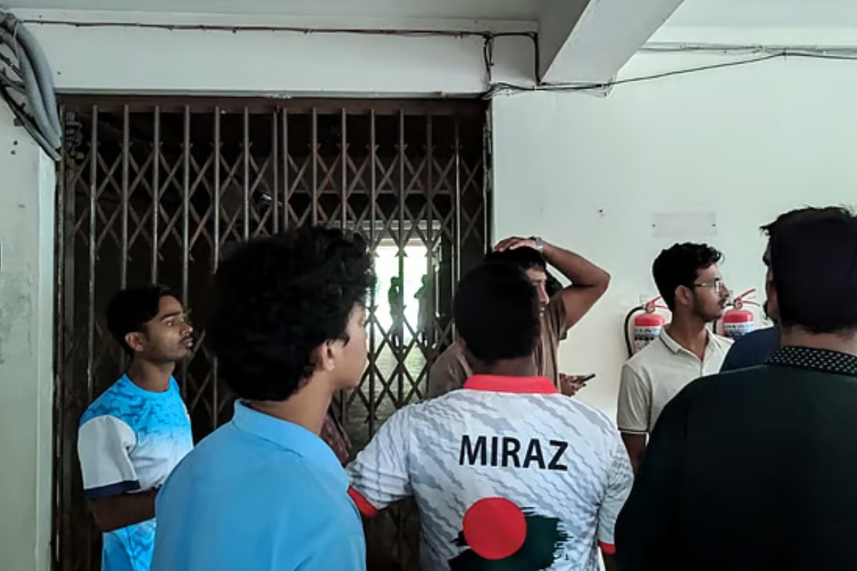 মানববন্ধন করতে যাওয়ার জন্য বাস না দেয়ায় কুবির রেজিস্ট্রার দপ্তরে তালা