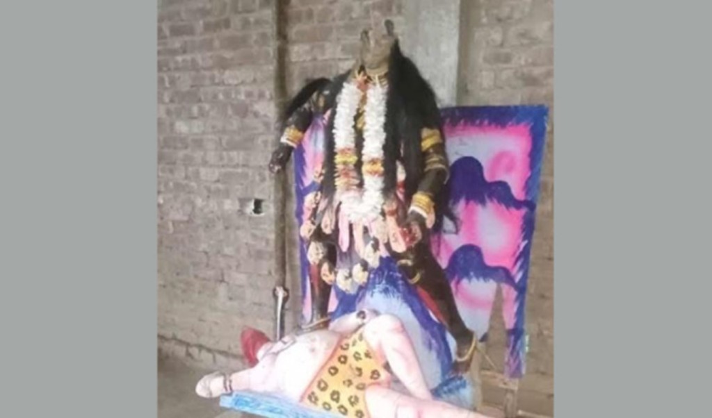 মানিকগঞ্জে শতবর্ষী কালী মন্দিরে প্রতিমা ভাঙচুর 3 মানিকগঞ্জে শতবর্ষী কালী মন্দিরে প্রতিমা ভাঙচুর 1758980202 মানিকগঞ্জে শতবর্ষী কালী মন্দিরে প্রতিমা ভাঙচুর