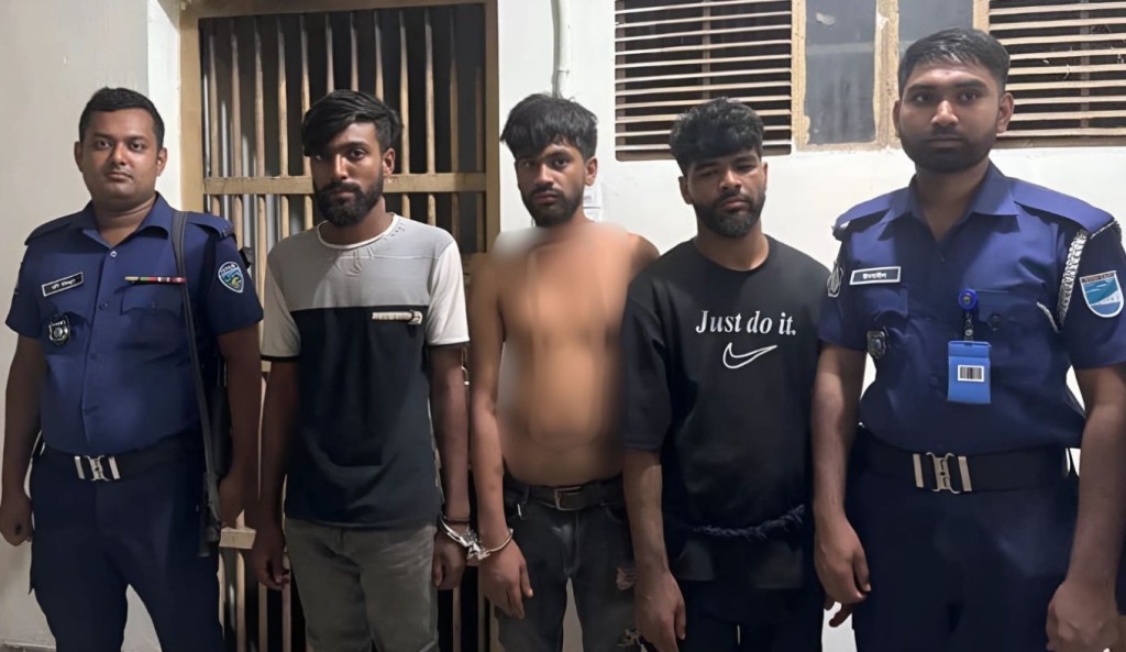 মালবোঝাই পিকআপ ছিনতাইকালে আটক ৩ 3 মালবোঝাই পিকআপ ছিনতাইকালে আটক ৩ 1759134637 মালবোঝাই পিকআপ ছিনতাইকালে আটক ৩