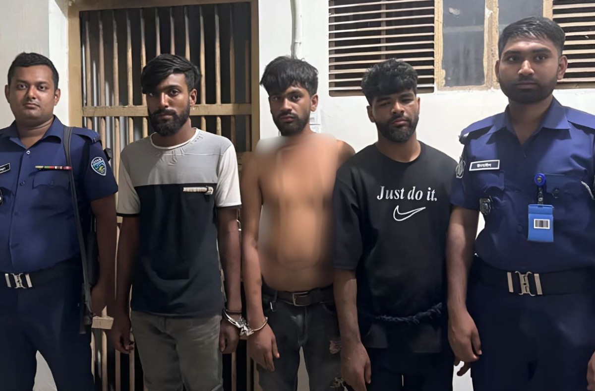 মালবোঝাই পিকআপ ছিনতাইকালে আটক ৩
