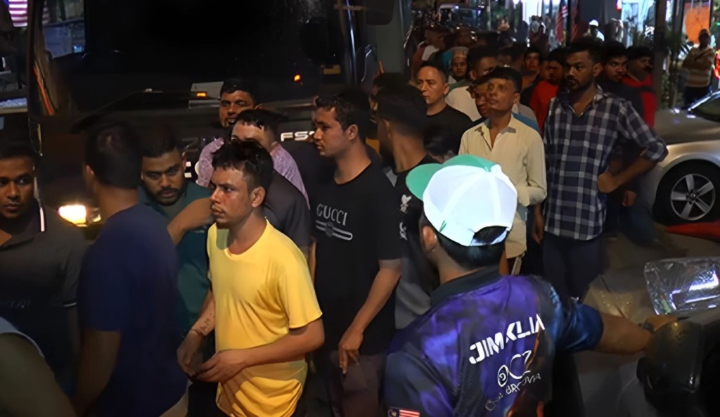 মালয়েশিয়ায় বিশেষ অভিযানে আটক ৩৭৭ বাংলাদেশি 3 মালয়েশিয়ায় বিশেষ অভিযানে আটক ৩৭৭ বাংলাদেশি 1756866525 মালয়েশিয়ায় বিশেষ অভিযানে আটক ৩৭৭ বাংলাদেশি