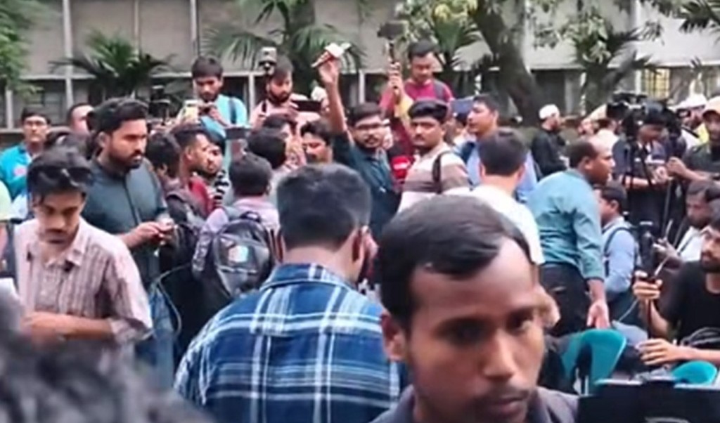 মাল্টিমিডিয়া সাংবাদিকদের বয়কট, থমকে গেল উমামা ফাতেমার সংবাদ সম্মেলন 3 মাল্টিমিডিয়া সাংবাদিকদের বয়কট থমকে গেল উমামা ফাতেমার সংবাদ সম্মেলন 1756731995 মাল্টিমিডিয়া সাংবাদিকদের বয়কট, থমকে গেল উমামা ফাতেমার সংবাদ সম্মেলন