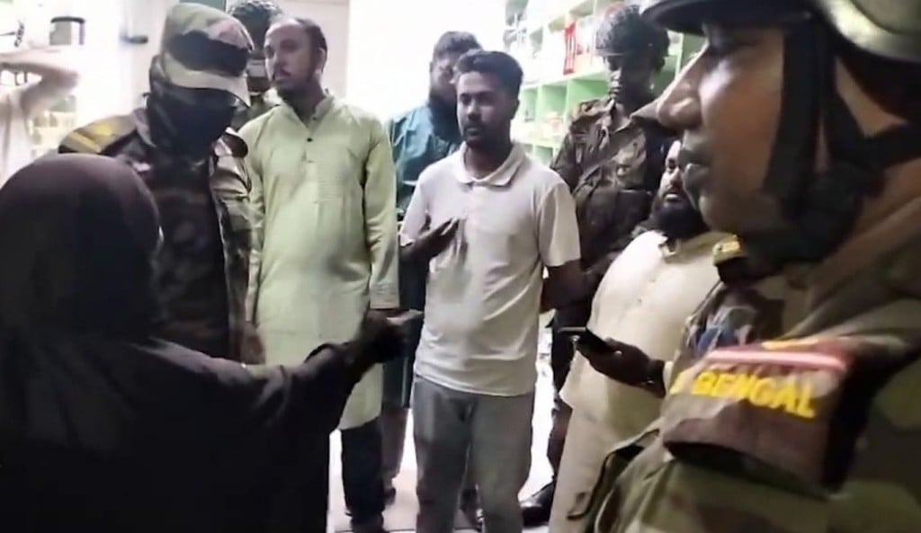 মুচলেকা দিয়ে থানা থেকে ছাড়িয়ে নেওয়া সমন্বয়ক ফের চাঁদাবাজির অভিযোগে গ্রেপ্তার 1759112434 চাঁদাবাজির অভিযোগে সমন্বয়কসহ গ্রেপ্তার ৫