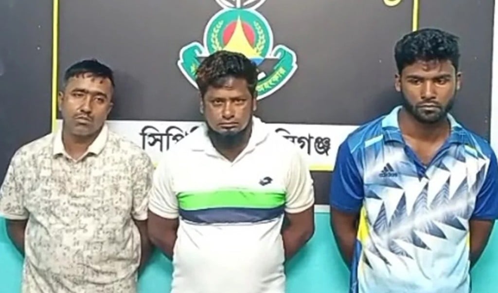 মুন্সীগঞ্জে পিস্তল গুলি মাদকসহ গ্রেপ্তার ৩ 1757233001 মুন্সীগঞ্জে পিস্তল-গুলি-মাদকসহ গ্রেপ্তার ৩