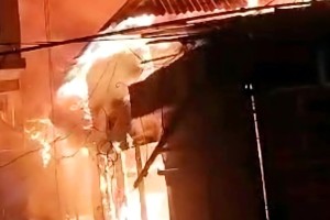 মুন্সীগঞ্জের একটি গ্রামে ভয়াবহ আগুন, পুড়লো পাঁচ ঘর