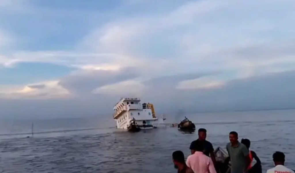 মেঘনায় কাঁচামালবাহী জাহাজ ডুবি, প্রাণে বাঁচলেন ১৩ স্টাফ 4 মেঘনায় সিরামিক কাঁচামালবাহী জাহাজ ডুবি অল্পের জন্য বাঁচলেন ১৩ স্টাফ 1756722724 মেঘনায় কাঁচামালবাহী জাহাজ ডুবি, প্রাণে বাঁচলেন ১৩ স্টাফ
