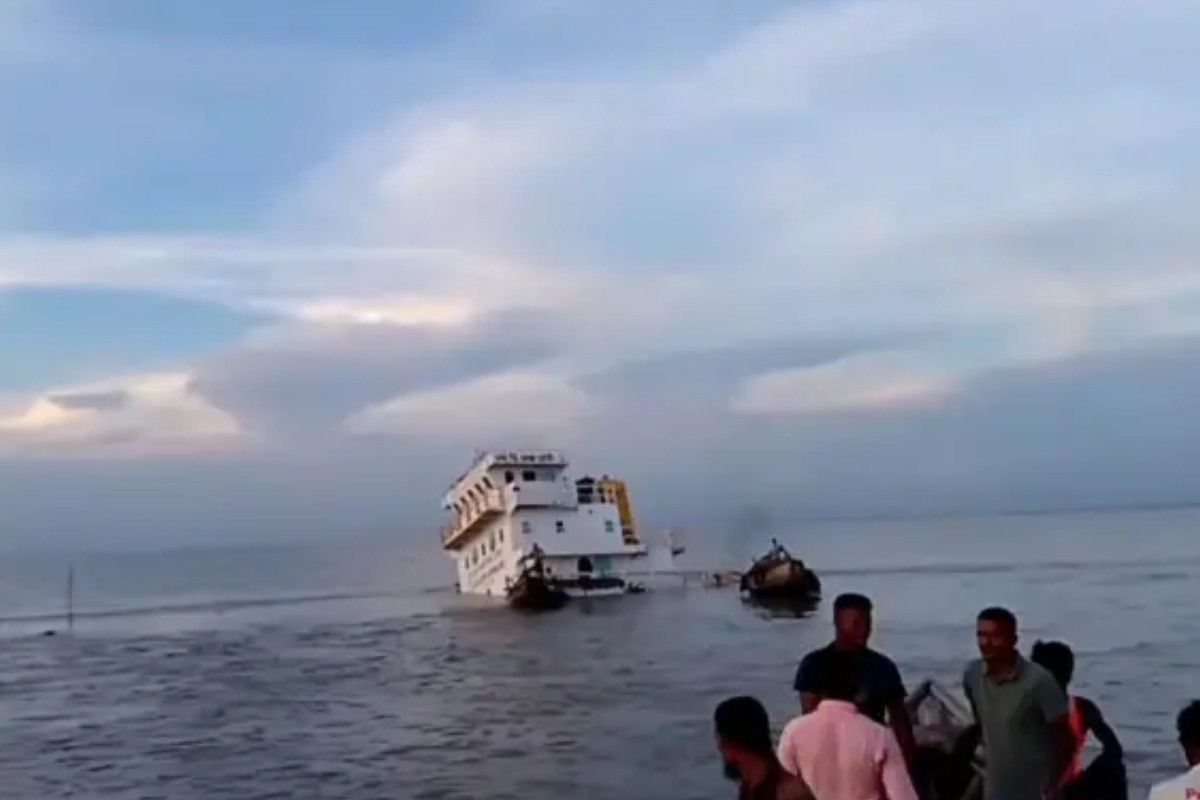 মেঘনায় কাঁচামালবাহী জাহাজ ডুবি, প্রাণে বাঁচলেন ১৩ স্টাফ