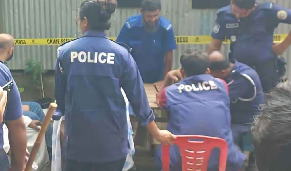 মেঝেতে পড়ে আছে স্ত্রীর গলাকাটা মরদেহ ও আড়ার সঙ্গে ঝুলছে স্বামী 1757225501 মেঝেতে পড়ে আছে স্ত্রীর গলাকাটা মরদেহ, আড়ার সঙ্গে ঝুলছে স্বামী