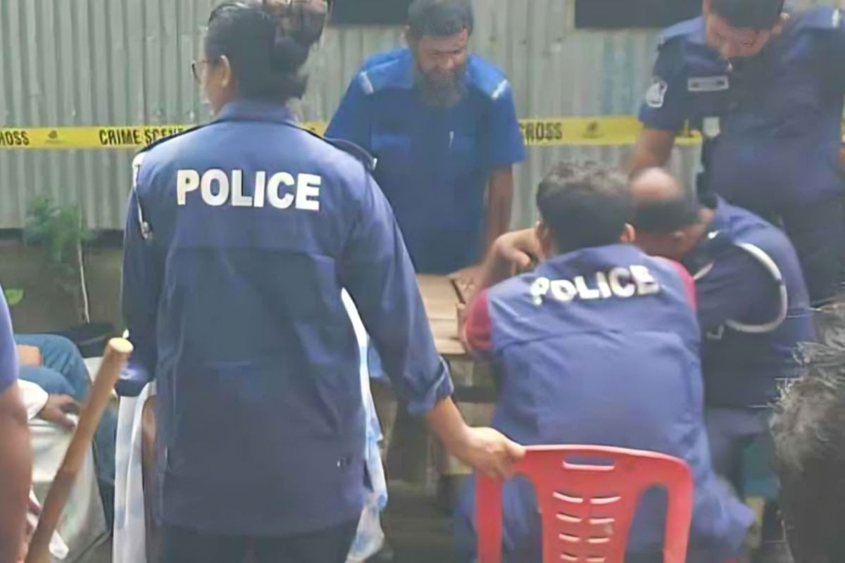 মেঝেতে পড়ে আছে স্ত্রীর গলাকাটা মরদেহ, আড়ার সঙ্গে ঝুলছে স্বামী