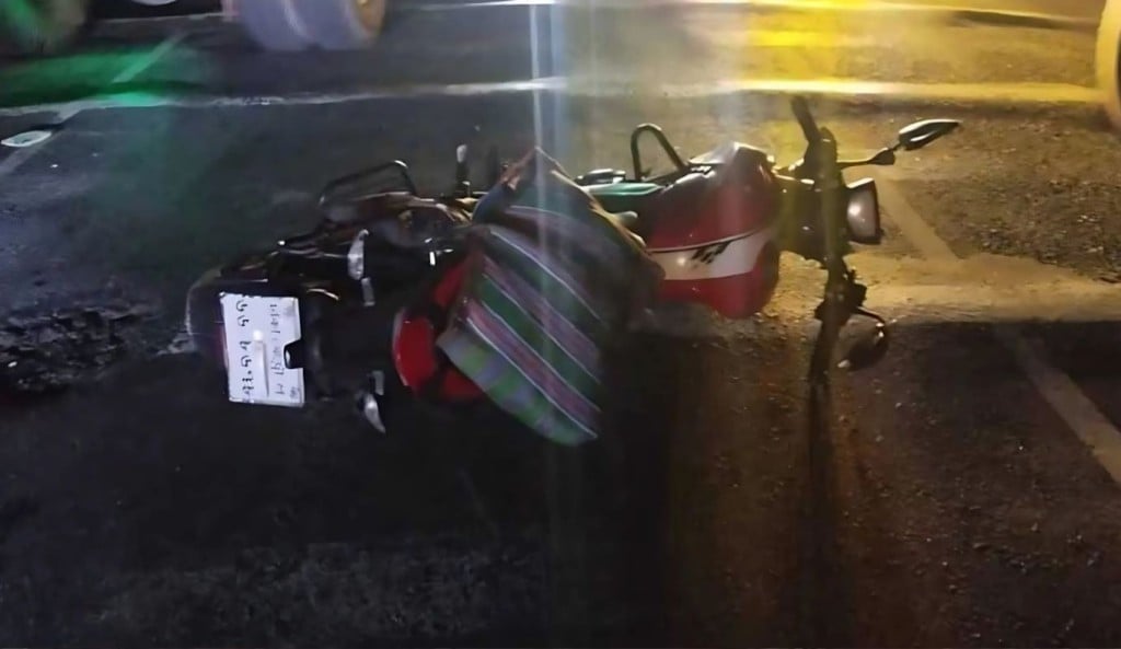 মোটরসাইকেল দুর্ঘটনায় প্রাণ গেল স্ত্রীর আহত স্বামী 1757048406 মোটরসাইকেল দুর্ঘটনায় প্রাণ গেল স্ত্রীর, আহত স্বামী