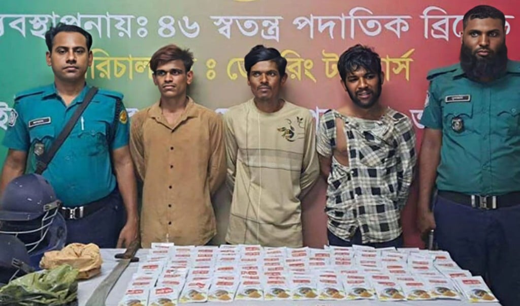 মোহাম্মদপুরে হেরোইন বিস্ফোরকসহ আটক ৩ 1758432902 মোহাম্মদপুরে হেরোইন, বিস্ফোরকসহ আটক ৩