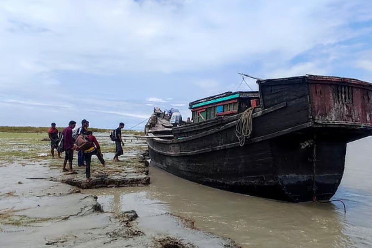 যাত্রীবাহী ট্রলারে বজ্রপাত, সাগরে পড়ে এক যুবক নিখোঁজ