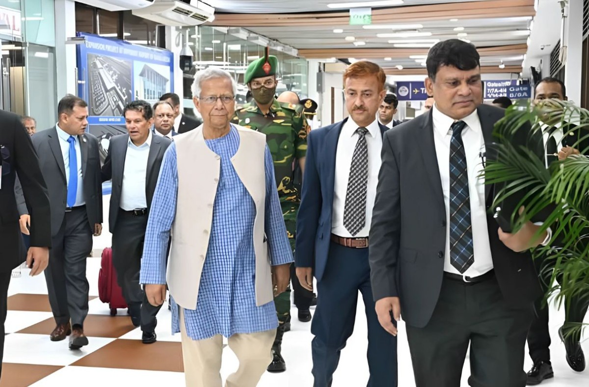 যুক্তরাষ্ট্রের উদ্দেশ্যে দেশ ছেড়েছেন প্রধান উপদেষ্টা
