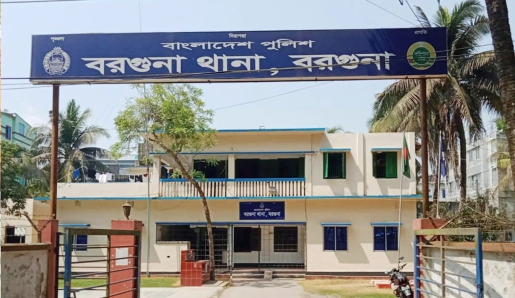 যে কারণে বিদ্যুৎকর্মীকে শিকলে বেঁধে রাখলেন নারী 1758696289 বিদ্যুৎকর্মীকে শিকলে বেঁধে রাখলেন নারী