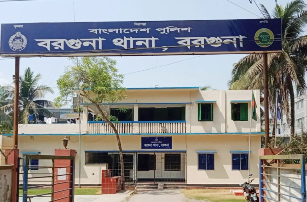 বিদ্যুৎকর্মীকে শিকলে বেঁধে রাখলেন নারী