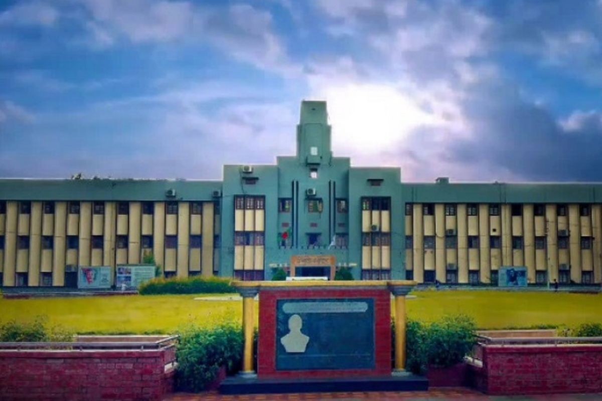 রাকসু নির্বাচন ঘিরে অনিশ্চয়তা, শিক্ষক-কর্মকর্তা ও কর্মচারীদের কর্মবিরতি ঘোষণা
