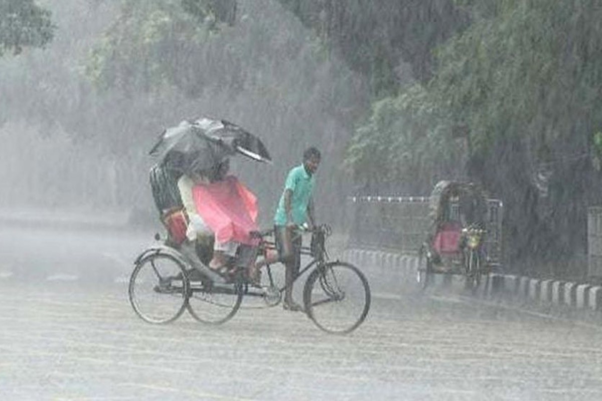 রাজধানীতে দুপুরের মধ্যে বজ্রসহ বৃষ্টির আভাস