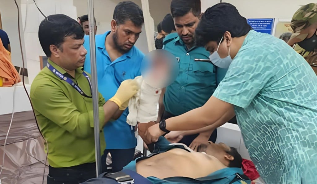রাজধানীতে পুলিশ সদস্যসহ ৩ জনকে কুপিয়ে জখম আটক ১০০ 1756779739 রাজধানীতে পুলিশ সদস্যসহ ৩ জনকে কুপিয়ে জখম, আটক ১০০