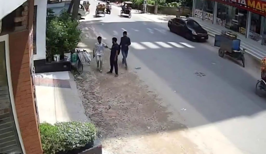 রাজধানীতে প্রকাশ্যে অস্ত্র ঠেকিয়ে ছিনতাইয়ের ঘটনায় গ্রেপ্তার ৪ 1757233691 রাজধানীতে প্রকাশ্যে অস্ত্র ঠেকিয়ে ছিনতাইয়ের ঘটনায় গ্রেপ্তার ৪
