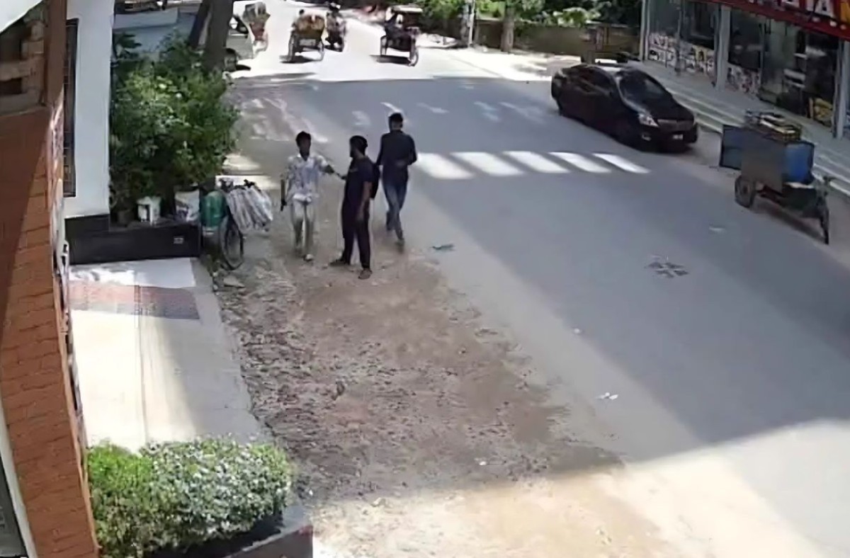 রাজধানীতে প্রকাশ্যে অস্ত্র ঠেকিয়ে ছিনতাইয়ের ঘটনায় গ্রেপ্তার ৪