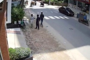 রাজধানীতে প্রকাশ্যে অস্ত্র ঠেকিয়ে ছিনতাইয়ের ঘটনায় গ্রেপ্তার ৪