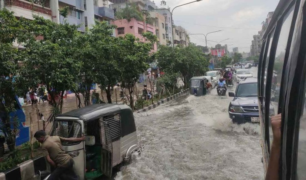 রাজধানীতে ভারি বৃষ্টিতে জলাবদ্ধতা, ভোগান্তিতে পথচারীরা 3 রাজধানীতে ভারি বৃষ্টিতে জলাবদ্ধতা ভোগান্তিতে পথচারীরা 1757593704 রাজধানীতে ভারি বৃষ্টিতে জলাবদ্ধতা, ভোগান্তিতে পথচারীরা