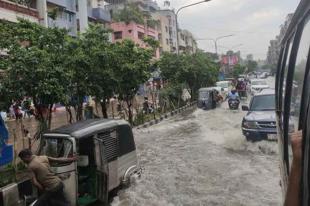 রাজধানীতে ভারি বৃষ্টিতে জলাবদ্ধতা, ভোগান্তিতে পথচারীরা