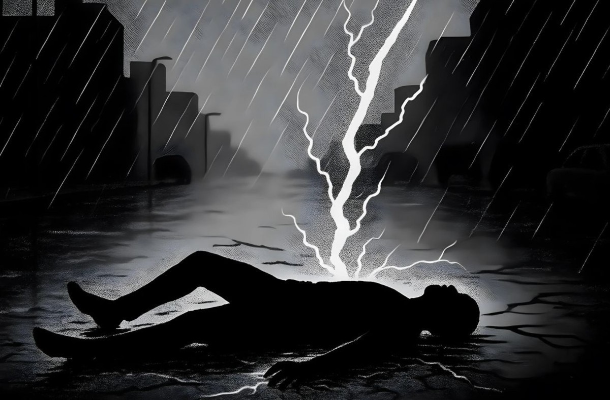 রাজধানীতে রাস্তায় জমে থাকা বৃষ্টির পানিতে বিদ্যুতায়িত হয়ে প্রাণ গেলো যুবকের