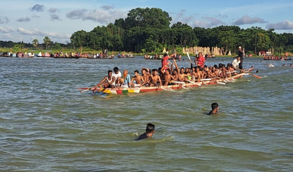 রাজবাড়ীতে ঐতিহ্যবাহী ‘নৌকাবাইচ’ দেখতে হাজারো মানুষের ঢল 4 রাজবাড়ীতে ঐতিহ্যবাহী ‘নৌকাবাইচ দেখতে হাজারো মানুষের ঢল 1756910622 রাজবাড়ীতে ঐতিহ্যবাহী ‘নৌকাবাইচ’ দেখতে হাজারো মানুষের ঢল