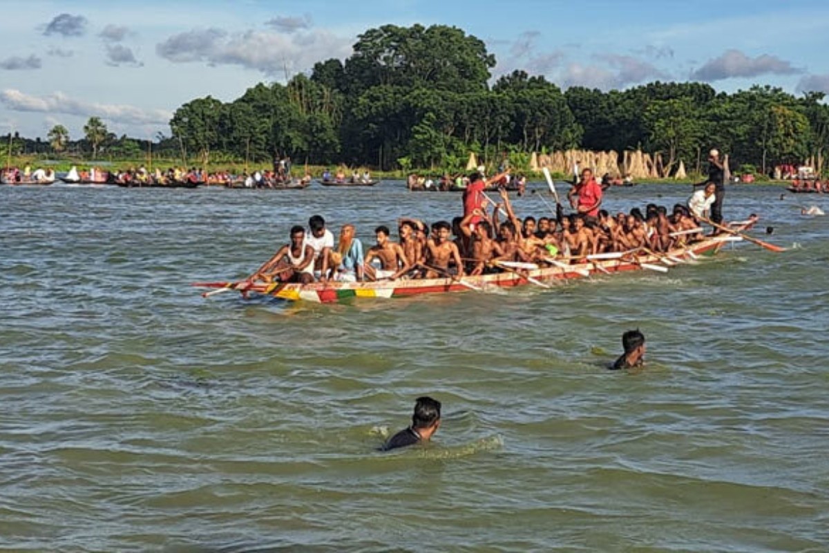 রাজবাড়ীতে ঐতিহ্যবাহী ‘নৌকাবাইচ’ দেখতে হাজারো মানুষের ঢল