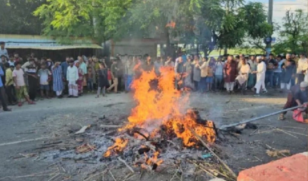 রাজবাড়ীর সেই ‘নুরাল পাগলার লাশ তুলে আগুন দরবারে হামলা ভাঙচুর 1757083258 রাজবাড়ীর সেই ‘নুরাল পাগলা’র লাশ তুলে আগুন, দরবারে হামলা-ভাঙচুর
