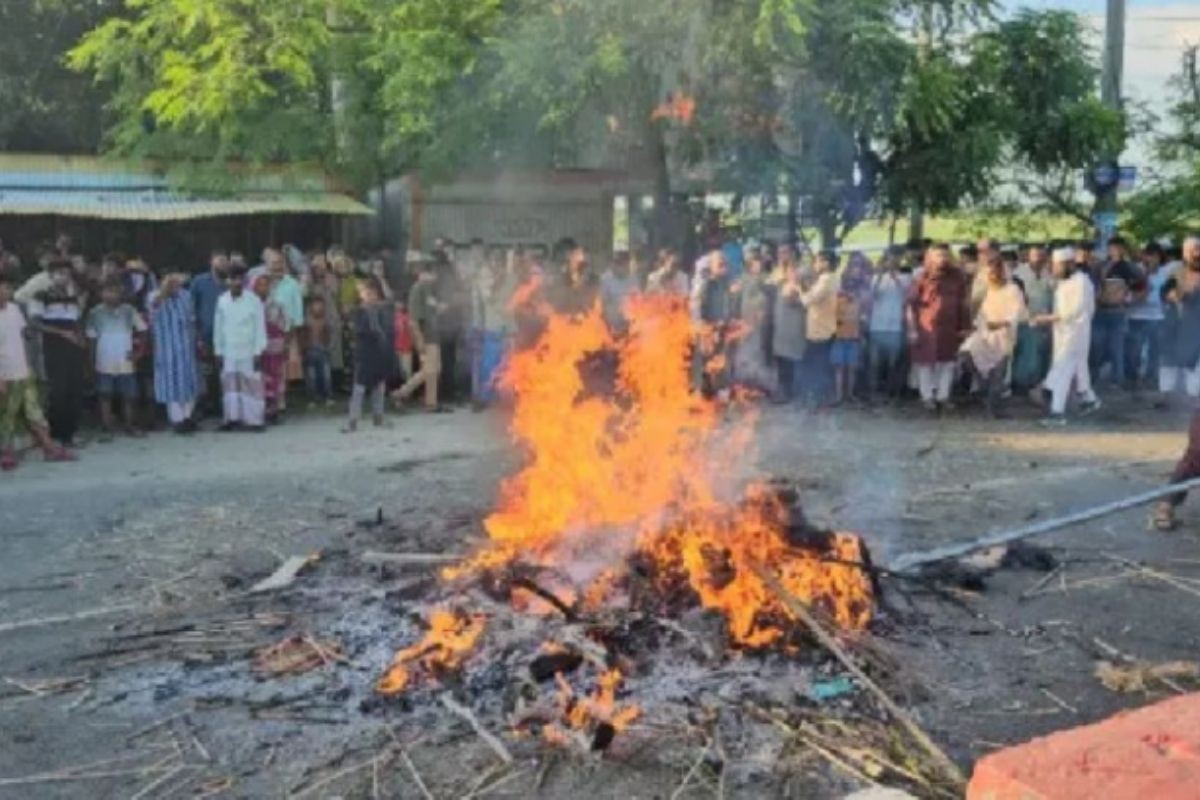 রাজবাড়ীর সেই ‘নুরাল পাগলা’র লাশ তুলে আগুন, দরবারে হামলা-ভাঙচুর