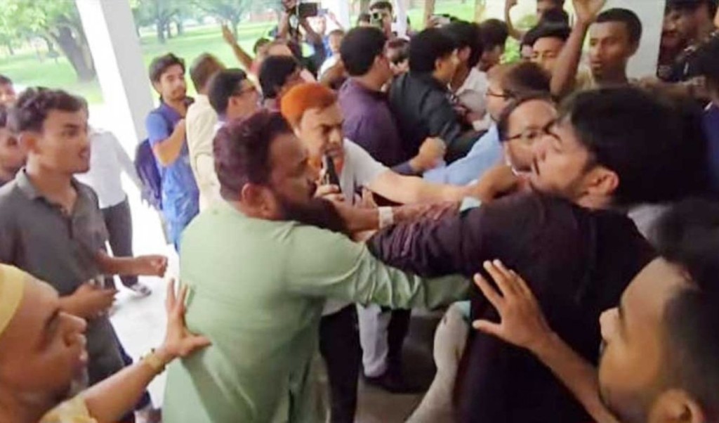 রাজশাহী বিশ্ববিদ্যালয়ে শিক্ষক-শিক্ষার্থী ধস্তাধস্তি 3 রাজশাহী বিশ্ববিদ্যালয়ে শিক্ষক শিক্ষার্থী ধস্তাধস্তি 1758371905 রাজশাহী বিশ্ববিদ্যালয়ে শিক্ষক-শিক্ষার্থী ধস্তাধস্তি