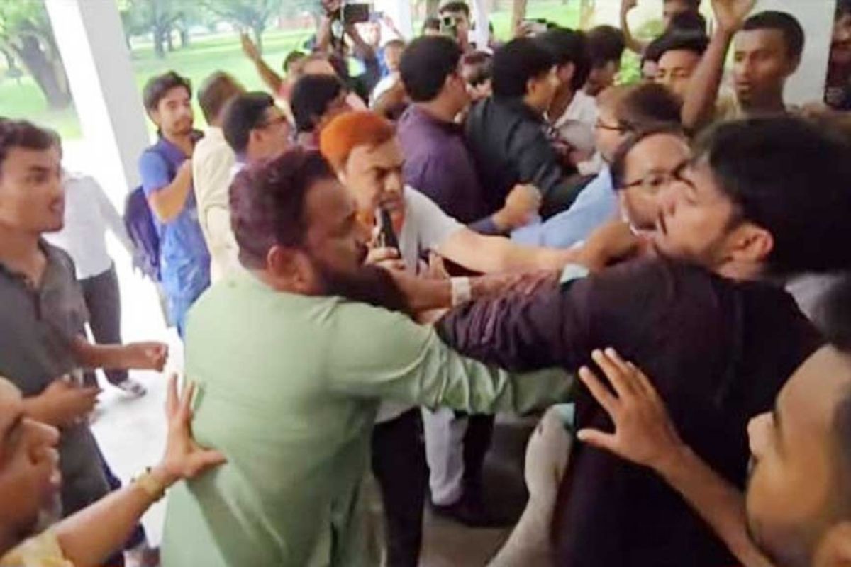 রাজশাহী বিশ্ববিদ্যালয়ে শিক্ষক-শিক্ষার্থী ধস্তাধস্তি
