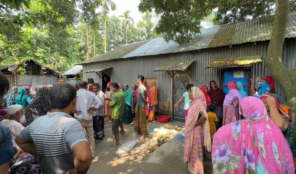 রান্নাঘরে মিলল সাবেক নারী ইউপি সদস্যের গলাকাটা লাশ 5 রান্নাঘরে মিলল সাবেক নারী ইউপি সদস্যের গলাকাটা লাশ 1758552728 রান্নাঘরে মিলল সাবেক নারী ইউপি সদস্যের গলাকাটা লাশ