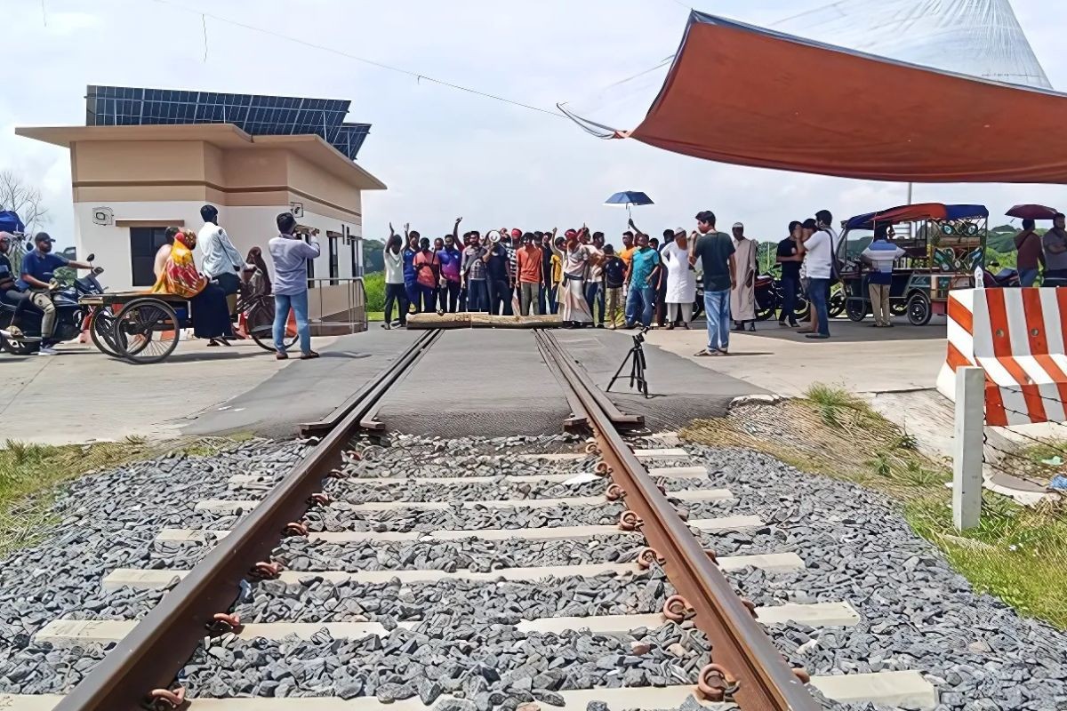 ফরিদপুরে রেলপথ অবরোধ, ঢাকাগামী ট্রেন চলাচল বন্ধ