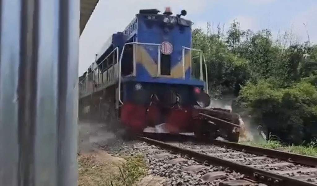 রেললাইনে আটকে পড়ল নসিমন, ধাক্কা দিয়ে টেনে নিয়ে গেল ট্রেন 3 রেললাইনে আটকে পড়ল নসিমন ধাক্কা দিয়ে টেনে নিয়ে গেল ট্রেন 1759062535 রেললাইনে আটকে পড়ল নসিমন, ধাক্কা দিয়ে টেনে নিয়ে গেল ট্রেন