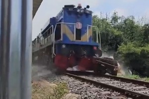 রেললাইনে আটকে পড়ল নসিমন, ধাক্কা দিয়ে টেনে নিয়ে গেল ট্রেন