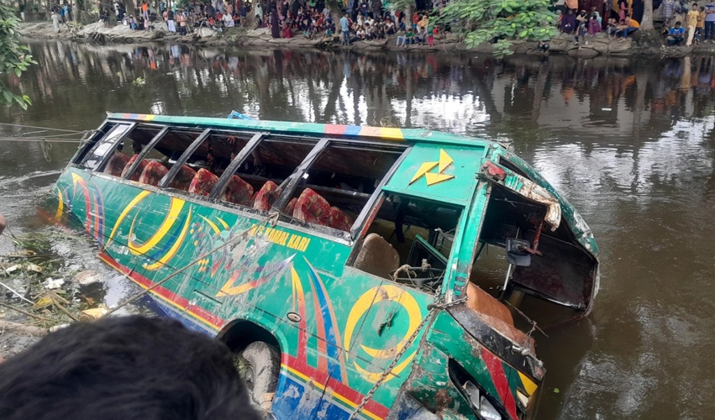 লক্ষ্মীপুরে যাত্রীবাহী বাস খালে, নিহত ৫ 4 লক্ষ্মীপুরে যাত্রীবাহী বাস খালে নিহত ৫ 1 1757150235 লক্ষ্মীপুরে যাত্রীবাহী বাস খালে, নিহত ৫