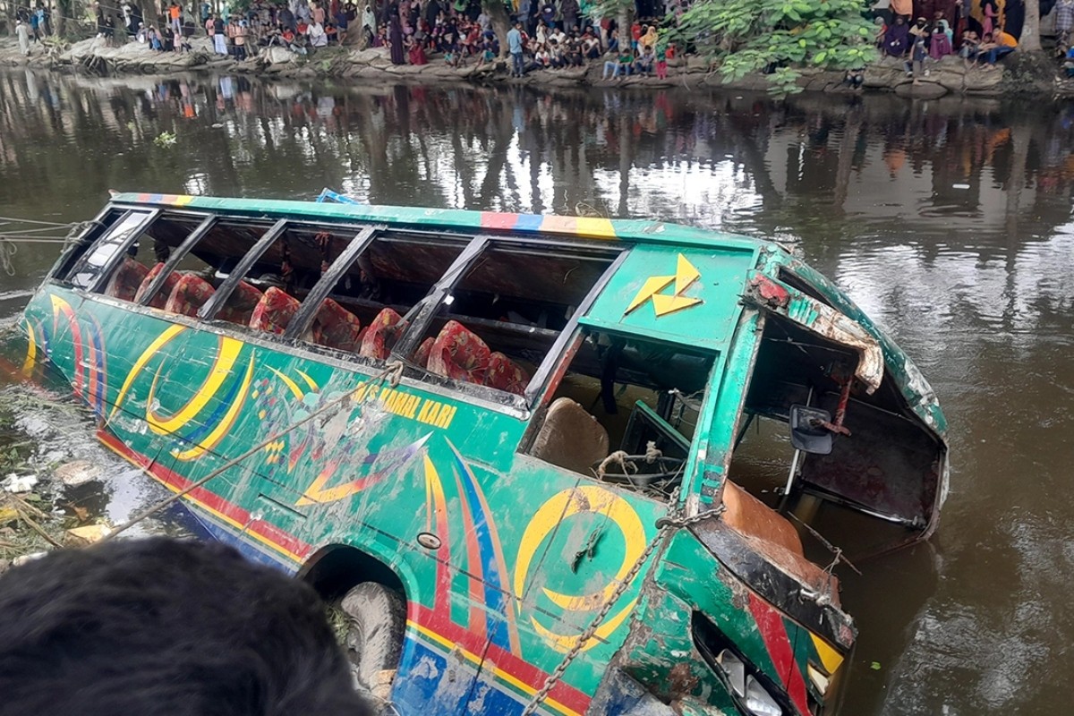 লক্ষ্মীপুরে যাত্রীবাহী বাস খালে, নিহত ৫