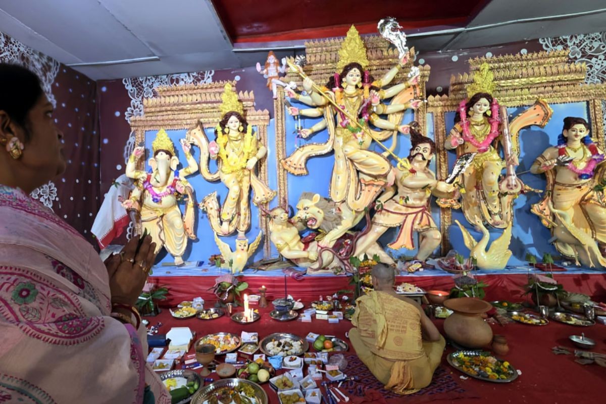 শারদীয় দুর্গোৎসবের তৃতীয় দিনে আজ কুমারীপূজা