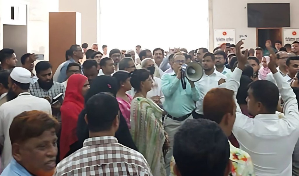আবারও বিভিন্ন দাবিতে সচিবালয়ে বিক্ষোভ 3 সচিবালয় 1758444402 আবারও বিভিন্ন দাবিতে সচিবালয়ে বিক্ষোভ