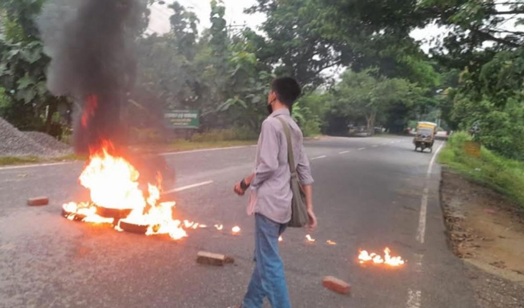 খাগড়াছড়ির তিন সড়ক অবরোধ, চলবে আধাবেলা 5 সড়ক অবরোধ 1757476391 খাগড়াছড়ির তিন সড়ক অবরোধ, চলবে আধাবেলা