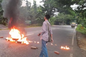 খাগড়াছড়ির তিন সড়ক অবরোধ, চলবে আধাবেলা