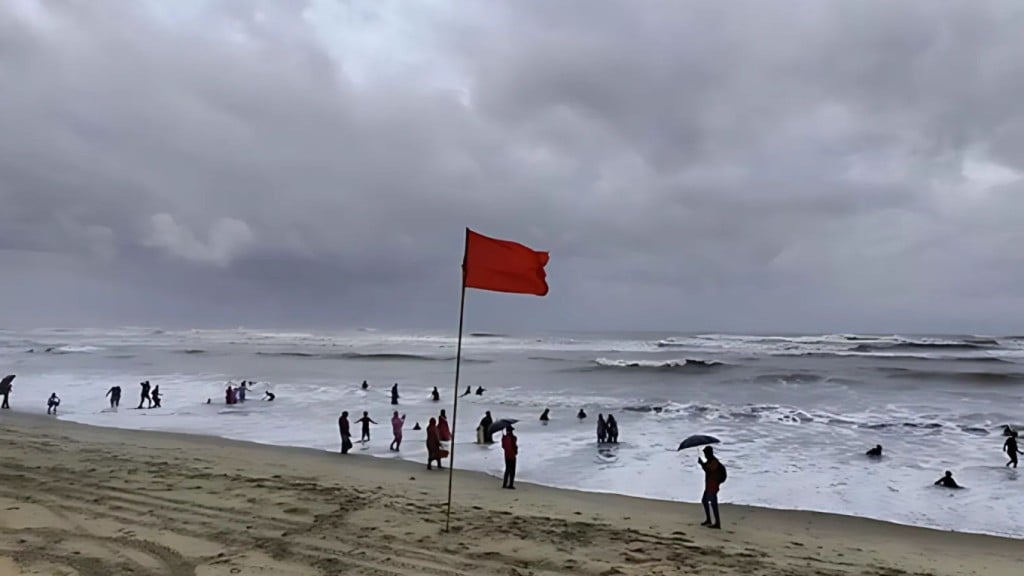 সতর্ক সংকেত 1758946603 বঙ্গোপসাগরে নিম্নচাপ, চার বন্দরে ৩ নম্বর সতর্কসংকেত