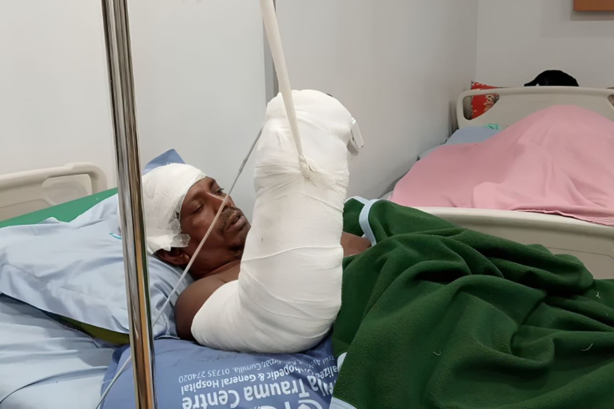 সফল অস্ত্রোপচারে জোড়া লাগানো হলো পলিথিনে আনা শ্রমিকের বিচ্ছিন্ন হাত